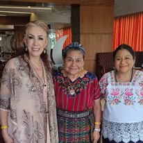 Adriana de la Fuente junto a líderes comunitarias