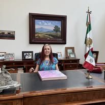 Adriana de la Fuente en oficina institucional
